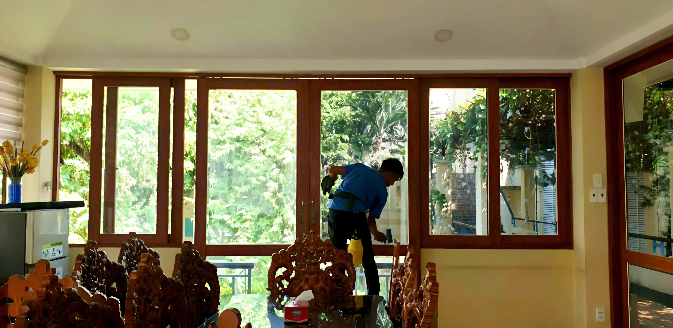 Thi công dán phim cách nhiệt Rainier Standard tại Uỷ ban nhân dân quận 10