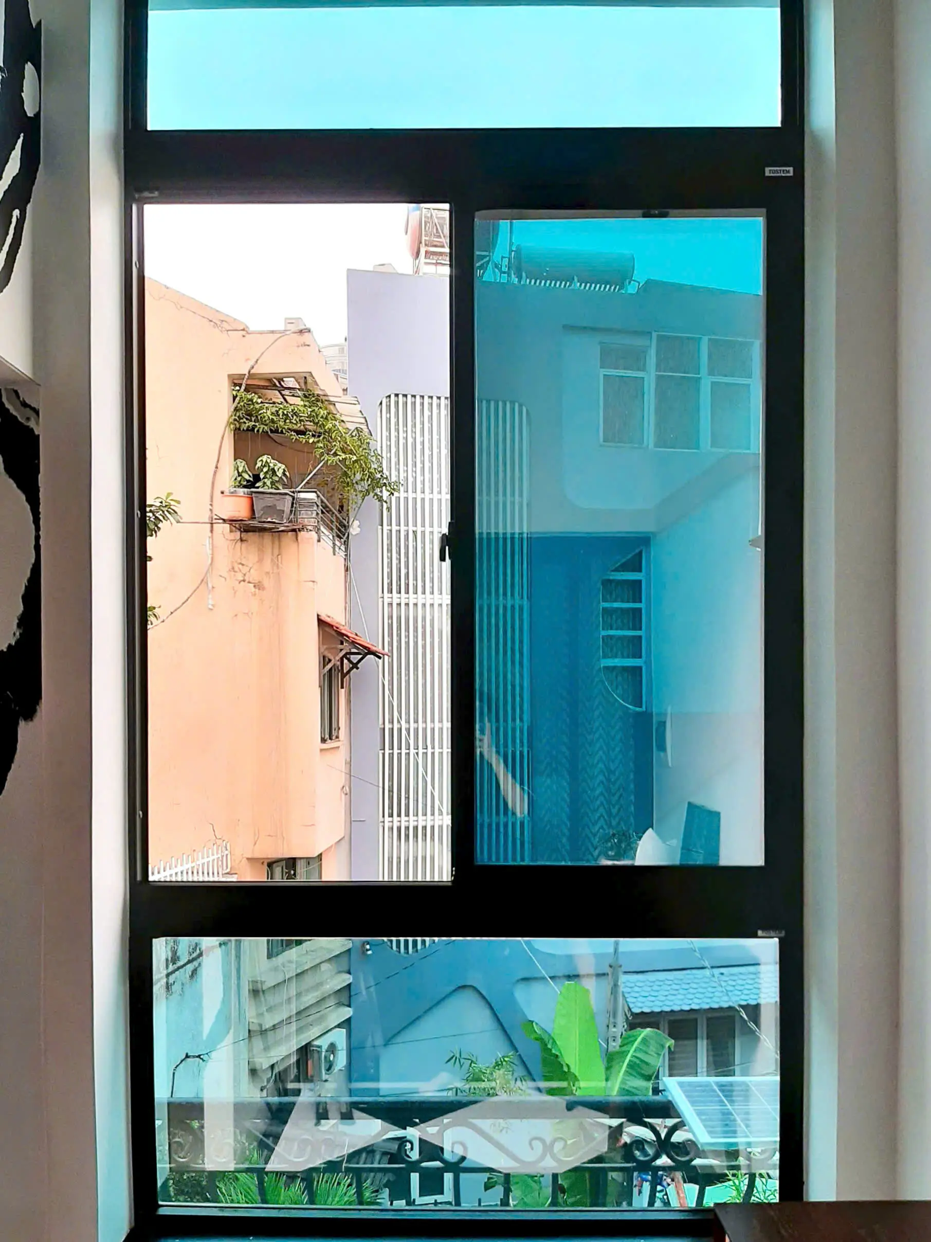 Thi công dán phim cách nhiệt Rainier Colorful cho cửa sổ kính nhà phố