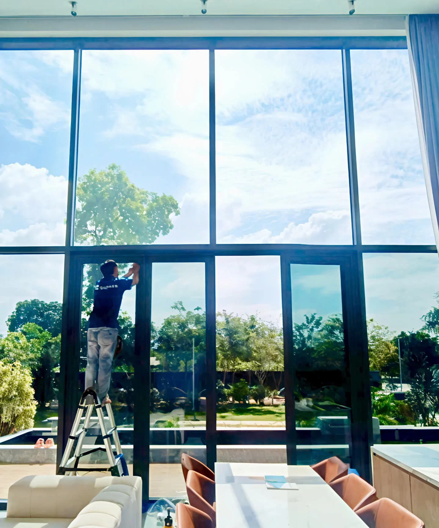 Hình ảnh thực tế thi công phim cách nhiệt Rainier tại công trình