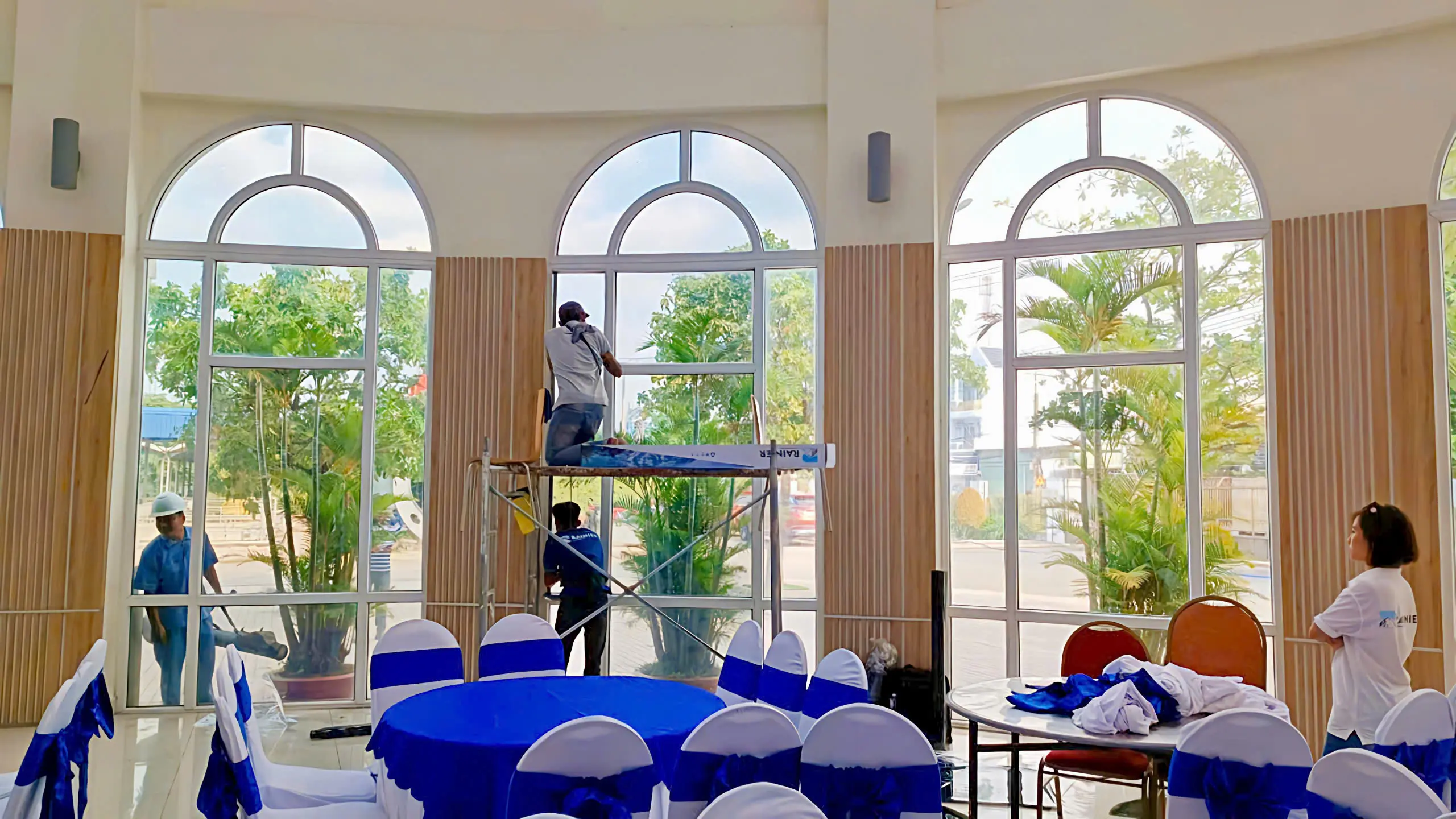 Dán phim cách nhiệt Rainier Nano UVCare cho cửa sổ kính lớn tại hội trường