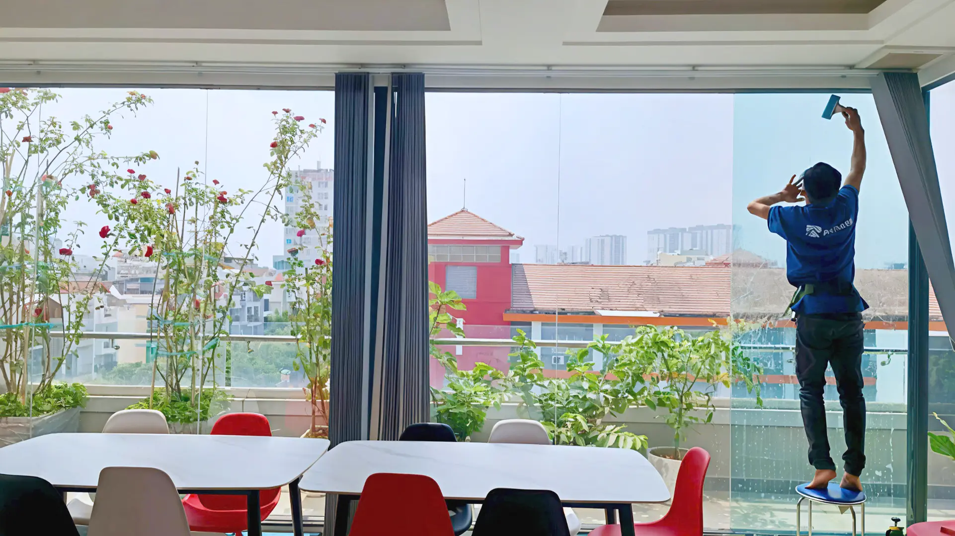 Thi công phim cách nhiệt Rainier Nano UVCare mã RC70 tại KDC Trung Sơn