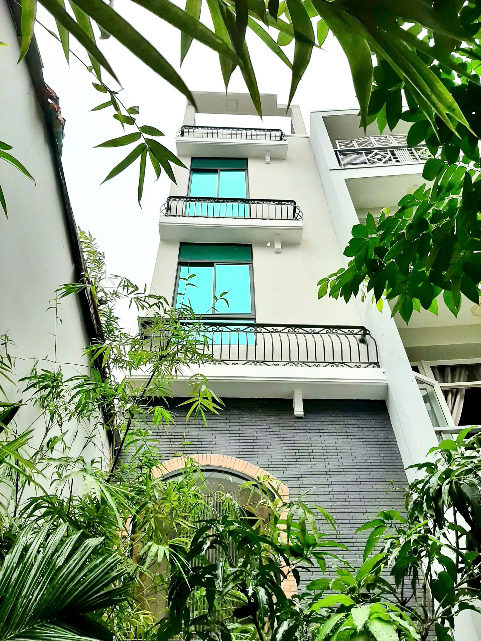 Cửa kính nhà phố được dán phim cách nhiệt Rainier Colorful mã RSGN