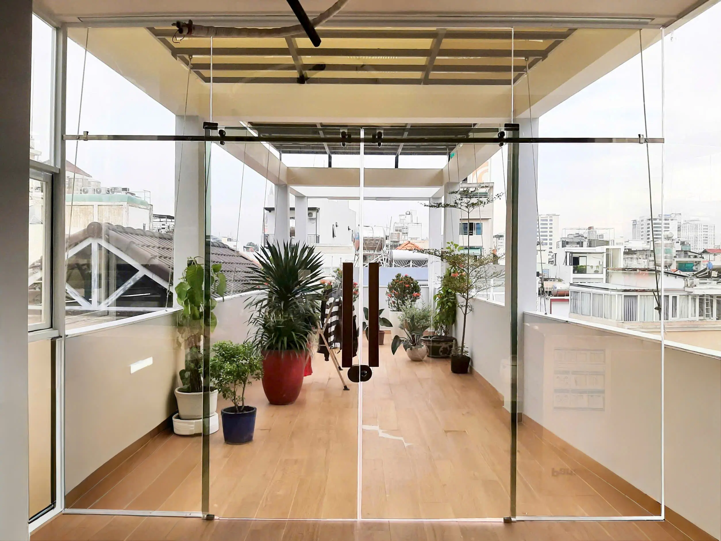 Cửa kính nhà phố được dán phim cách nhiệt Rainier Colorful