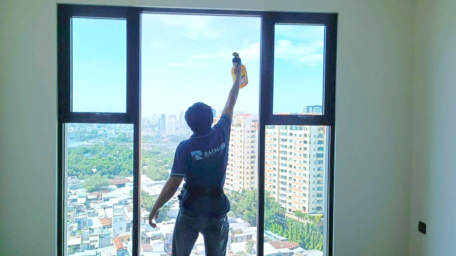 Quá trình thi công dán phim cách nhiệt cho cửa kính căn hộ