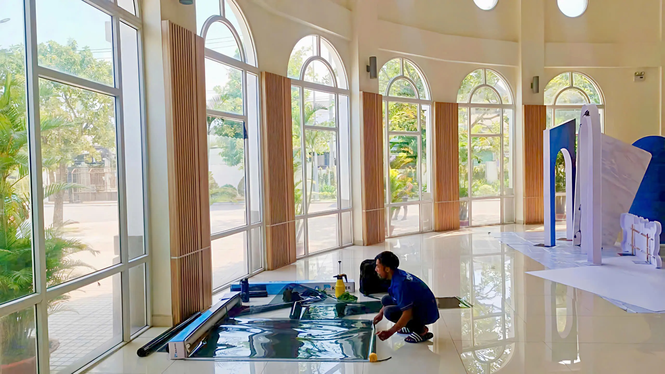 Quá trình thi công phim cách nhiệt Rainier giảm nhiệt cho hội trường nhà máy