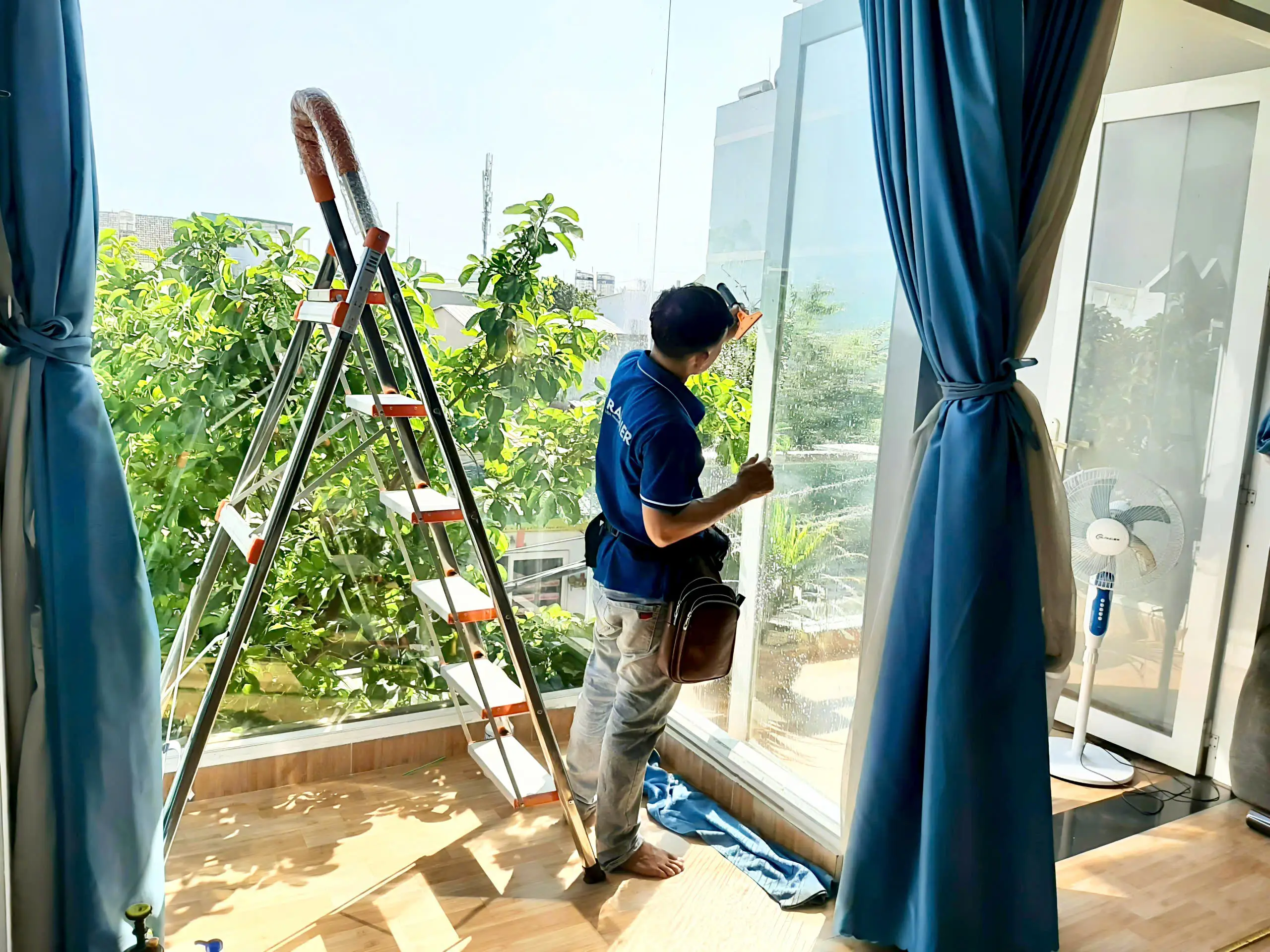 Dán phim cách nhiệt Rainier Alpha mã R20SA cho cửa kính