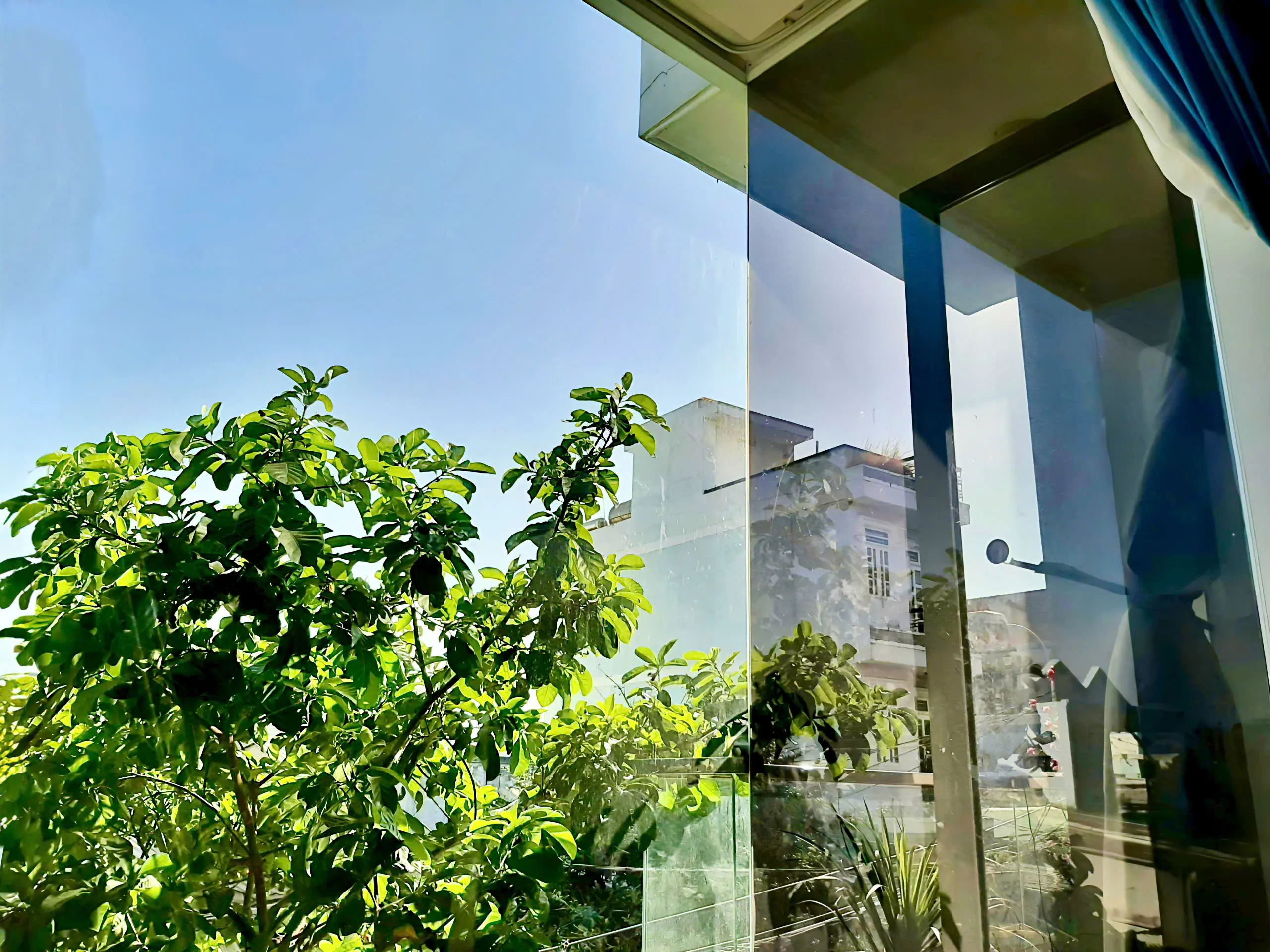 Hình ảnh minh chứng hiệu quả chống nóng của phim cách nhiệt Rainier Building Alpha