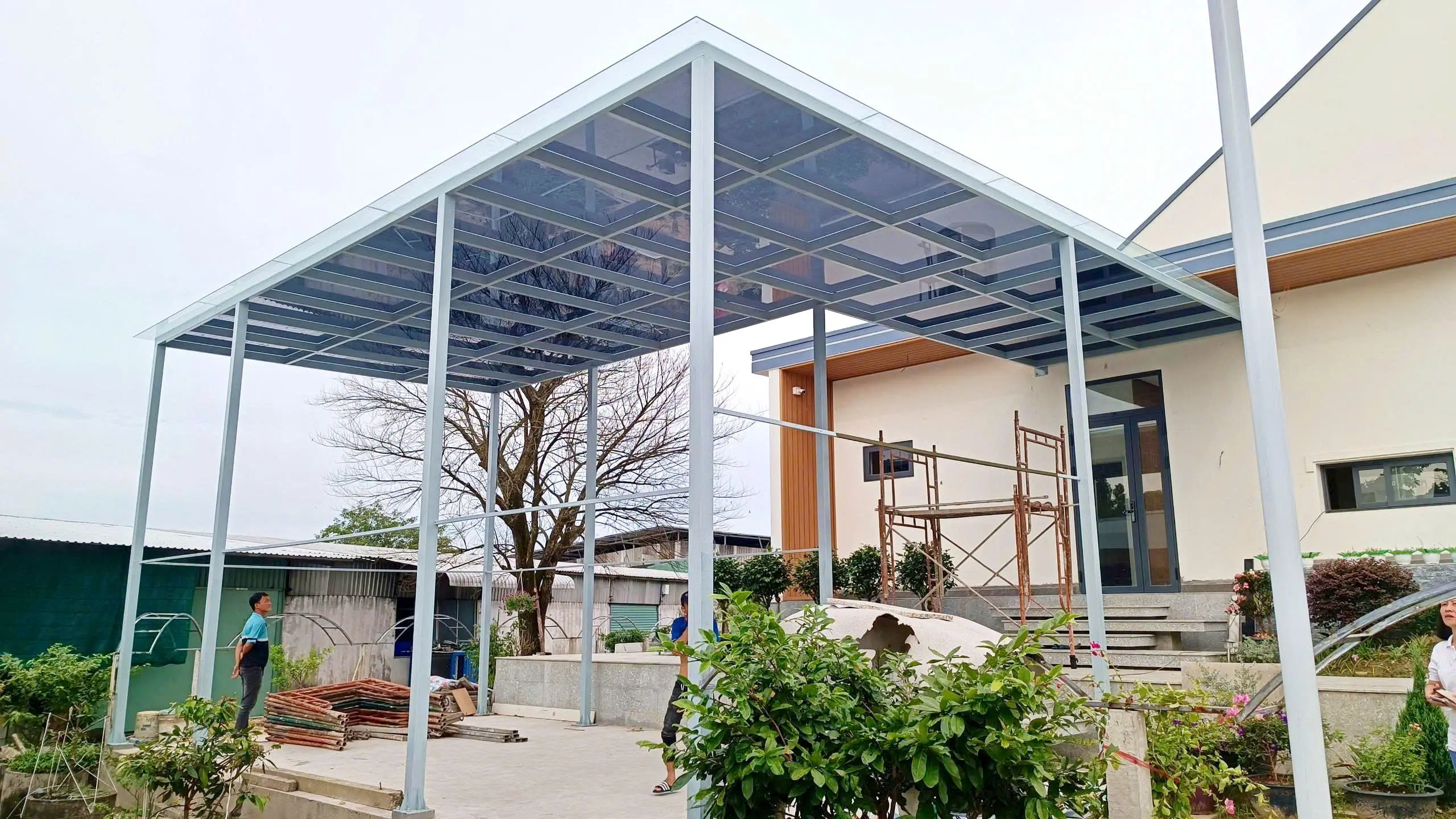 Kết quả sau khi hoàn thiện lớp phim cách nhiệt mã R10S cho mái hiên