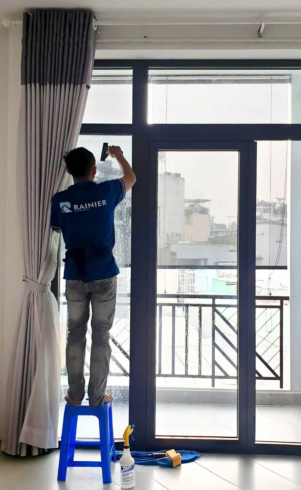 Cửa kính được hoàn thiện với phim cách nhiệt Rainier