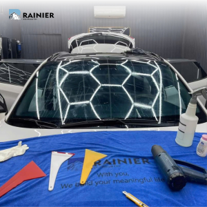 Bộ dụng cụ chuyên dụng để dán phim cách nhiệt ô tô gồm gạt, dao rọc, súng nhiệt và dung dịch làm sạch