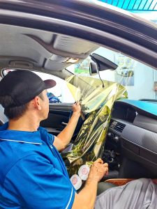 Chọn sai màu phim cách nhiệt sẽ gây cản trở tầm nhìn Kỹ thuật viên của Rainier đang lột bỏ lớp phim cách nhiệt cũ