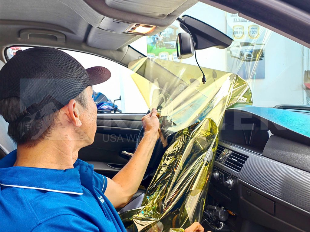 Chọn sai màu phim cách nhiệt sẽ gây cản trở tầm nhìn Kỹ thuật viên của Rainier đang lột bỏ lớp phim cách nhiệt cũ