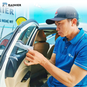 Nhân viên vệ sinh kỹ bề mặt kính ô tô trước khi dán phim cách nhiệt