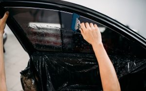 Sử dụng gạt nước đẩy hết nước và bọt khí ra ngoài