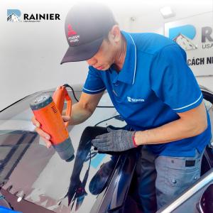 Cắt phần phim cách nhiệt bị dư và tiến hành sấy phim