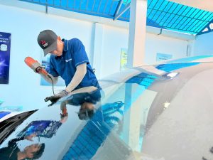 Liên hệ đơn vị thi công chuyên nghiệp để khắc phục các lỗi khi dán phim cách nhiệt hỏng Đơn vị thi công chuyên nghiệp sẽ hỗ trợ khắc phục các lỗi khi dán phim bị lỗi