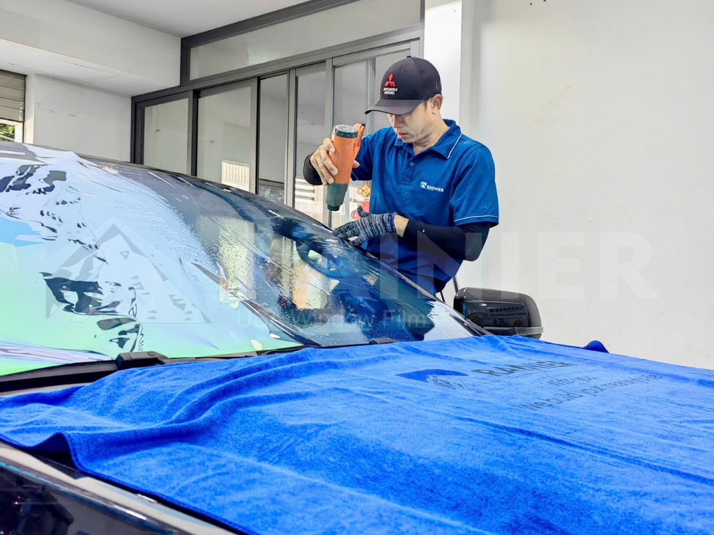 Liên hệ đơn vị thi công chuyên nghiệp để khắc phục các lỗi khi dán phim cách nhiệt hỏng Đơn vị thi công chuyên nghiệp sẽ hỗ trợ khắc phục các lỗi khi dán phim bị lỗi