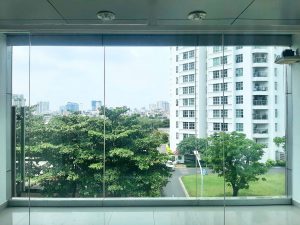 Công năng của phim cách nhiệt dán kính văn phòng Phim cách nhiệt dán kính văn phòng giúp giảm nhiệt, tiết kiệm điện năng và bảo vệ sức khỏe nhân viên