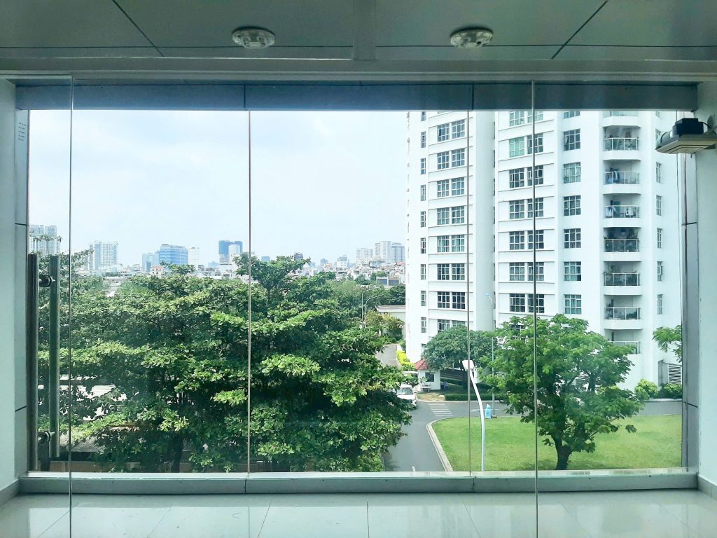 Công năng của phim cách nhiệt dán kính văn phòng Phim cách nhiệt dán kính văn phòng giúp giảm nhiệt, tiết kiệm điện năng và bảo vệ sức khỏe nhân viên