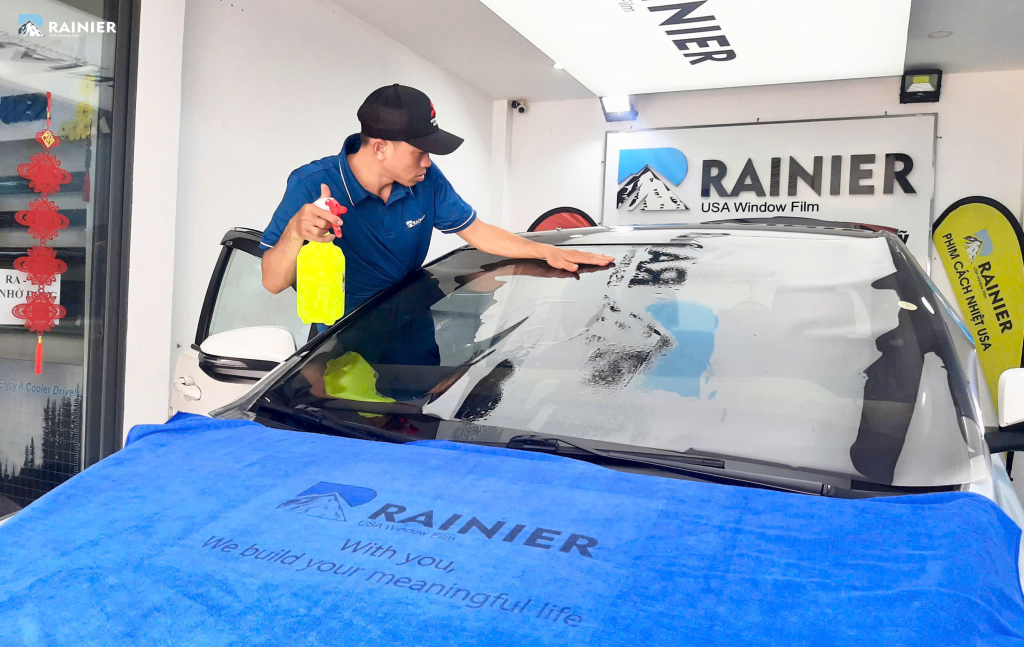 Rainier là địa chỉ dán film cách nhiệt ô tô chuyên nghiệp trên địa bàn TP.HCM Kỹ thuật viên của Rainier thi công dán film cách nhiệt ô tô chuyên nghiệp