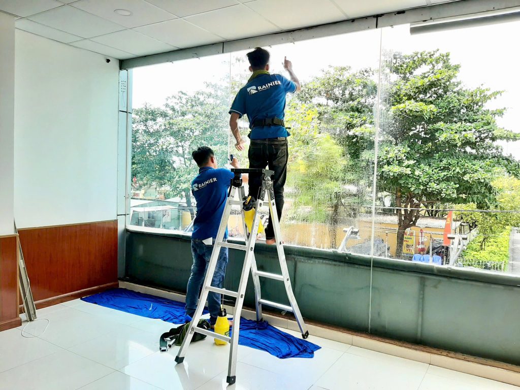 Đơn vị thi công phim cách nhiệt văn phòng uy tín - RAINIER Phim cách nhiệt văn phòng giúp giảm nhiệt, chống chói và tiết kiệm năng lượng cho không gian làm việc