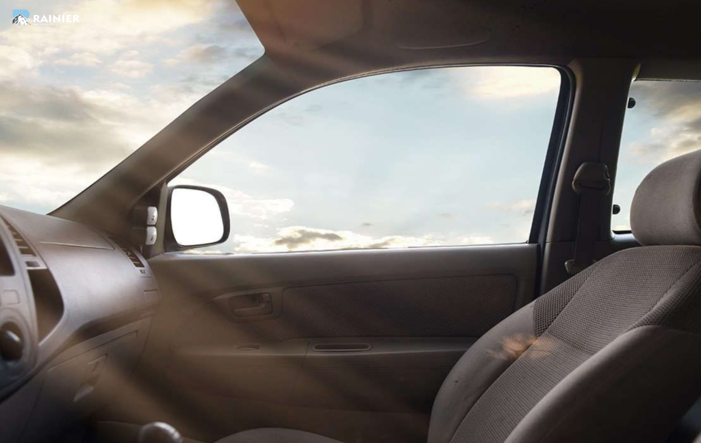 Không hạ kính sau khi vừa dán phim Sau khi dán film cách nhiệt ô tô cần tránh hạ kính và vệ sinh trong thời gian đầu