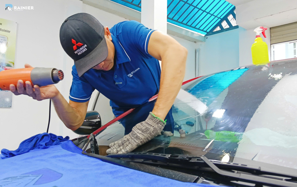 Kỹ thuật dán và điều kiện thi công ảnh hưởng đến tuổi thọ phim cách nhiệt ô tô Thi công film cách nhiệt ô tô trong điều kiện tiêu chuẩn giúp phim bền đẹp và phát huy tối đa công năng