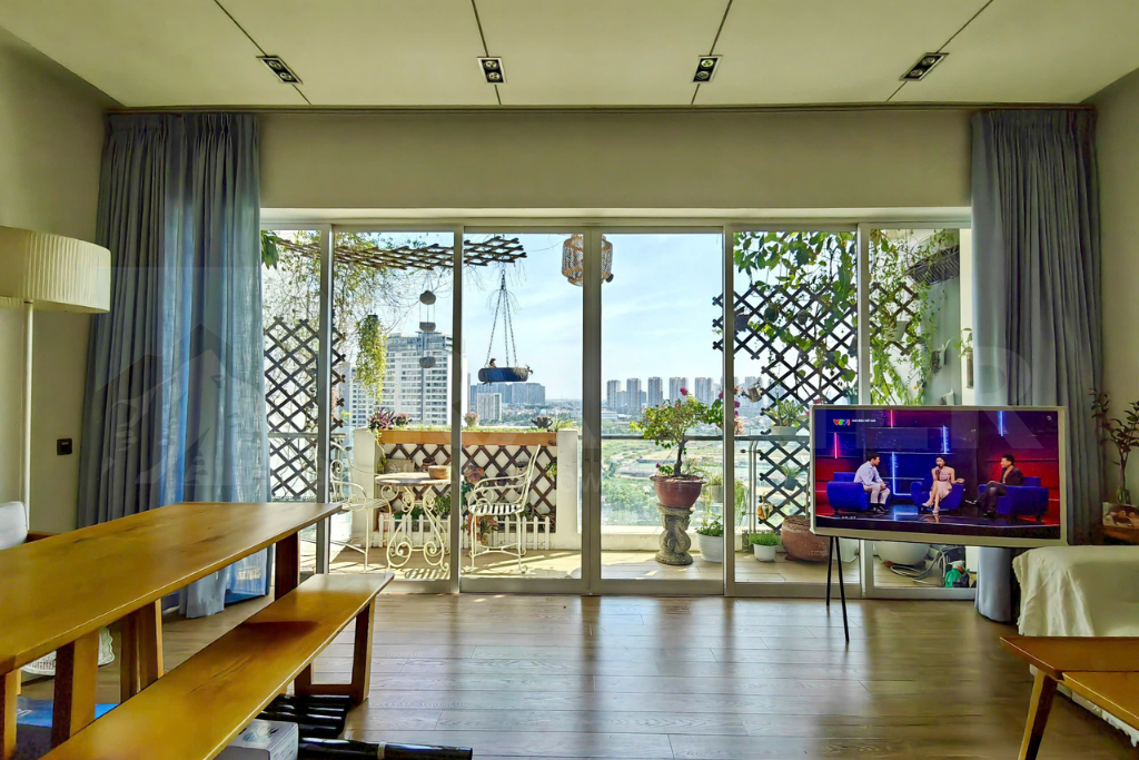 Phim cách nhiệt bảo vệ nội thất nhà kính Dán phim cách nhiệt cho nhà kính giúp giảm bức xạ nhiệt giúp nội thất tránh phai màu, xuống cấp