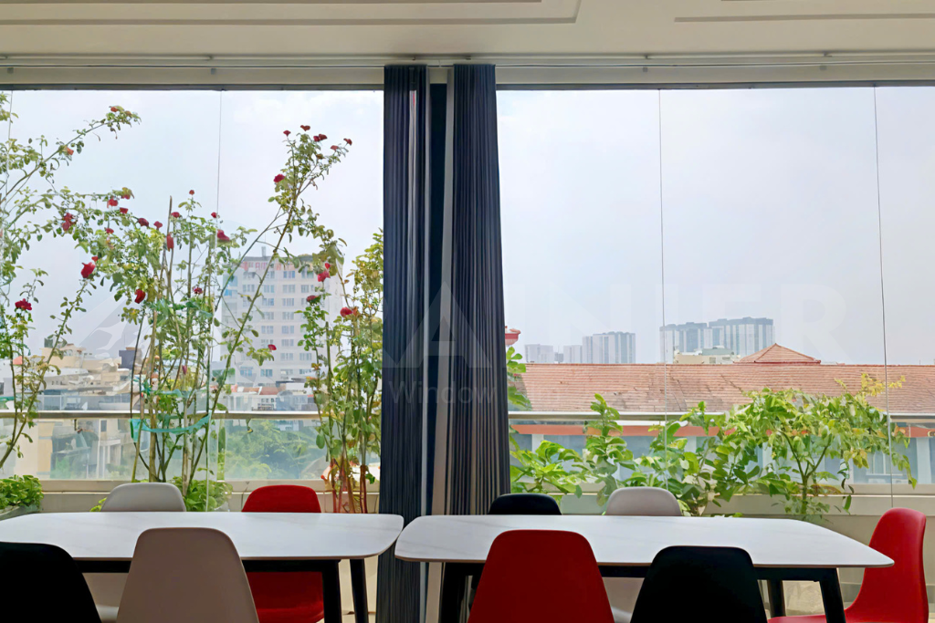 Phim cách nhiệt nhà kính giúp chống chói và giảm lóa hiệu quả Dán phim cách nhiệt chống chói cho nhà kính giúp giảm lóa mắt và tăng sự thoải mái khi sinh hoạt