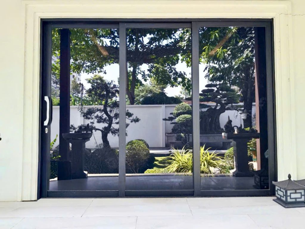 Phim cách nhiệt tăng độ riêng tư cho nhà kính Phim cách nhiệt phản quang giúp tạo sự riêng tư ban ngày cho nhà phố và văn phòng