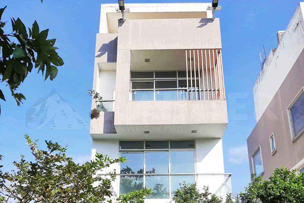 Phim cách nhiệt tăng thẩm mỹ cho mặt kính và kiến trúc Nhà kính được dán phim cách nhiệt mang diện mạo sang trọng và đồng bộ