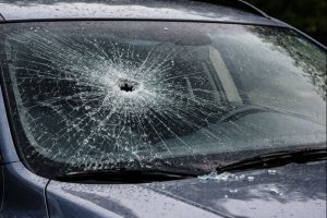 Dán phim cách nhiệt ô tô giúp hạn chế kính vỡ văng mảnh