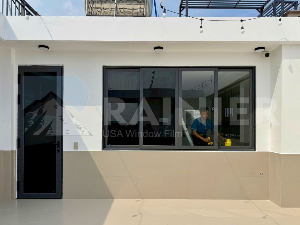 dán phim cách nhiệt cửa kính phòng ngủ tăng riêng tư nhưng vẫn giữ ánh sáng tự nhiên