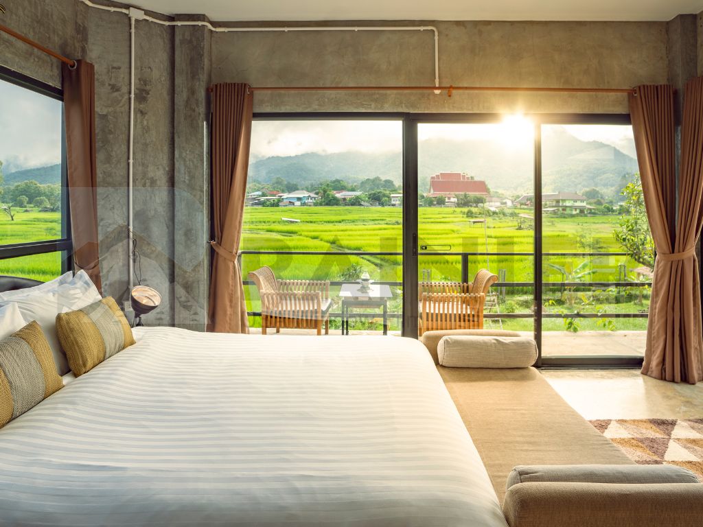 Việc lựa chọn phim cách nhiệt phù hợp theo vị trí và hướng nắng cửa kính giúp khách sạn – resort – homestay tối ưu hiệu quả chống nóng và ánh sáng tự nhiên.