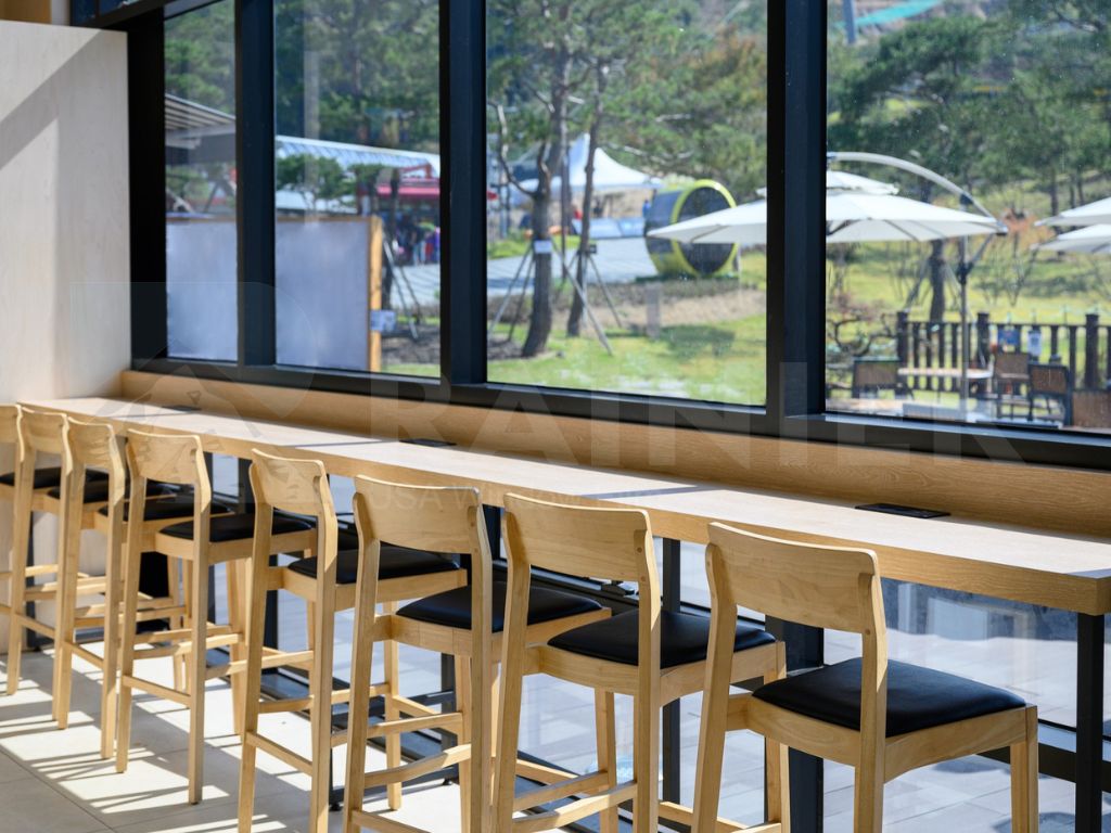 dán phim cách nhiệt giúp bảo vệ nội thất và vật liệu trang trí trong cửa tiệm