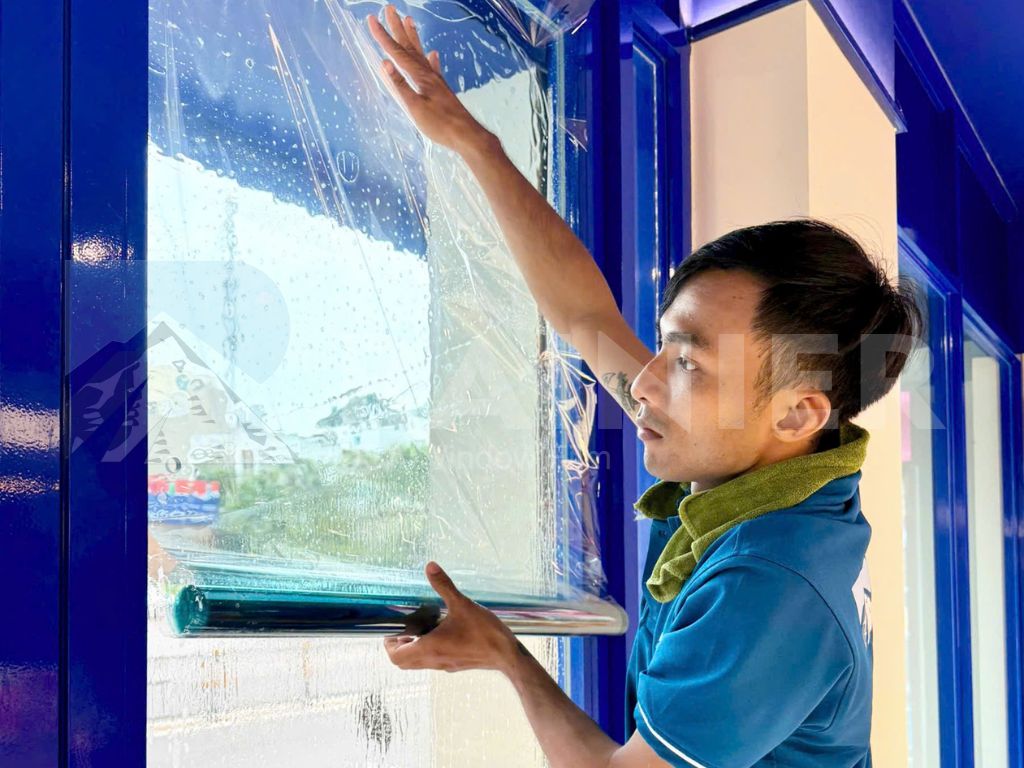 dán phim cách nhiệt chống nắng cho showroom, cửa hàng giảm chói nắng
