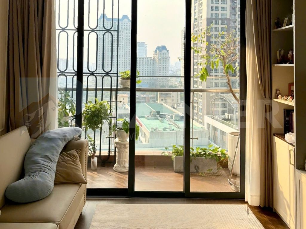 Dán phim cách nhiệt cửa kính chung cư giúp giảm nhiệt hiệu quả cho không gian sống