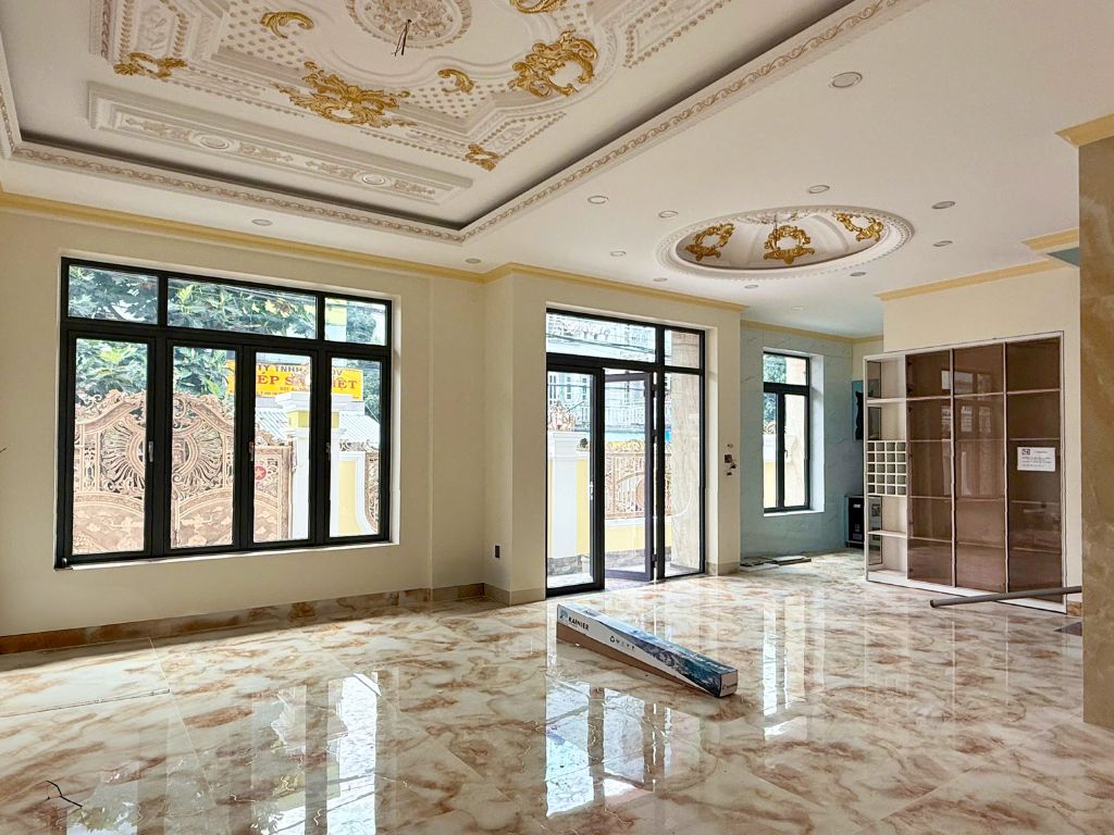 Dán phim cách nhiệt cho nhà phố, biệt thự giúp giảm chói ánh nắng cho phòng khách có cửa kính lớn