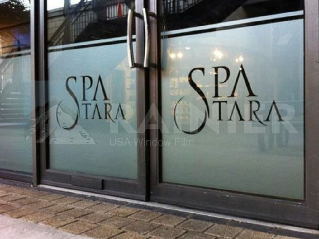 dán phim chống nóng spa, phòng gym kết hợp decal dán kính logo tăng tính thẩm mỹ cho kiến trúc