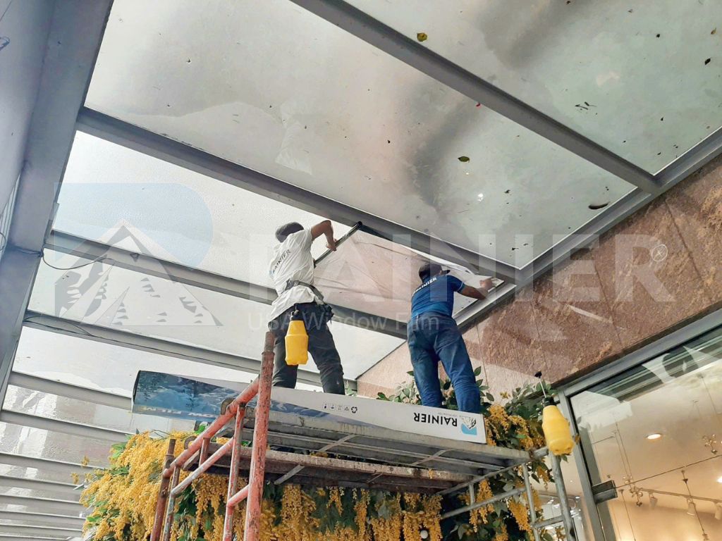 Dán phim cách nhiệt mái kính giúp hạn chế hấp thụ nhiệt từ ánh nắng