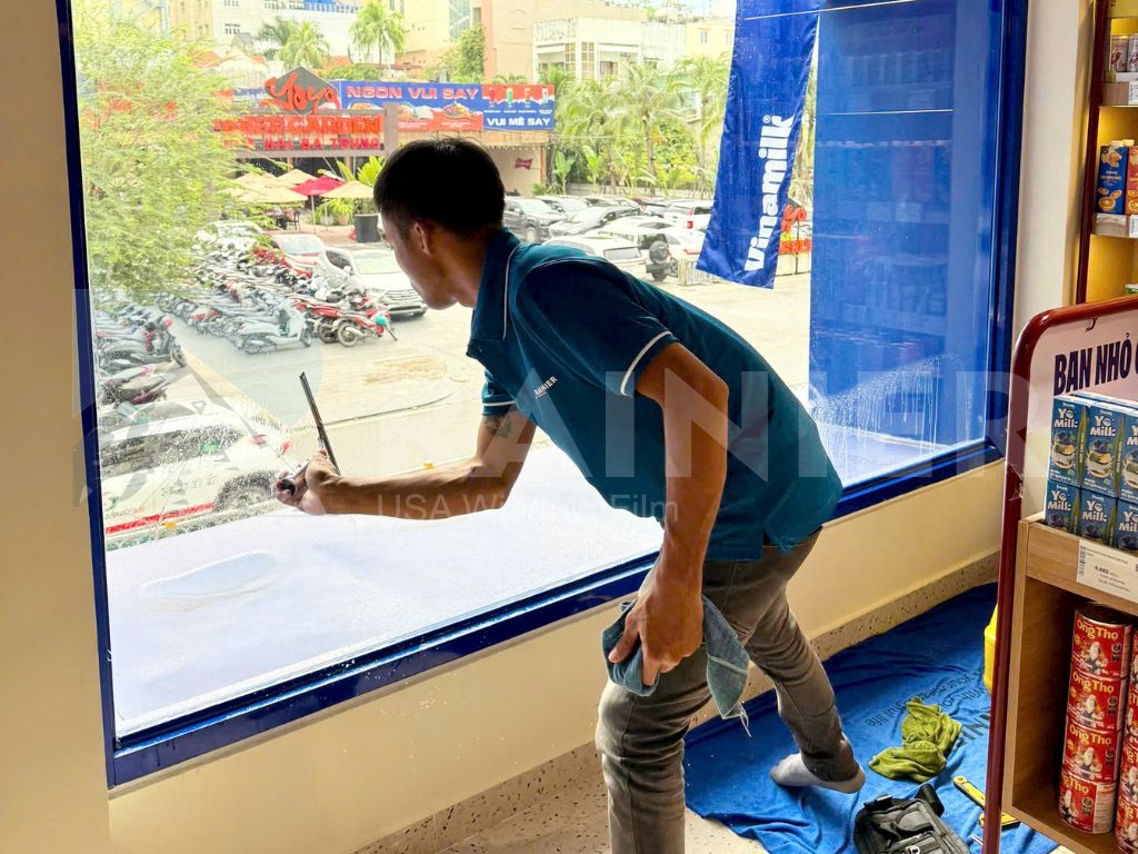 chọn phim cách nhiệt có độ xuyên sáng phù hợp để nâng cao hiệu quả trưng bày cho showroom, cửa hàng