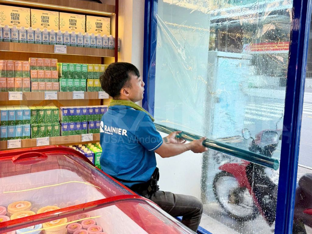 thi công dán phim cách nhiệt cho showroom - cửa hàng chống nắng hiệu quả