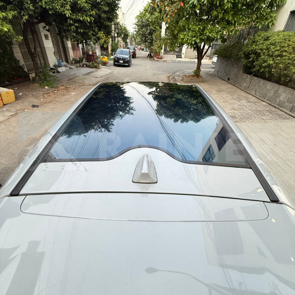 phim cách nhiệt cửa sổ trời có độ xuyên sáng dưới 30% giúp cách nhiệt và làm dịu không gian nội thất