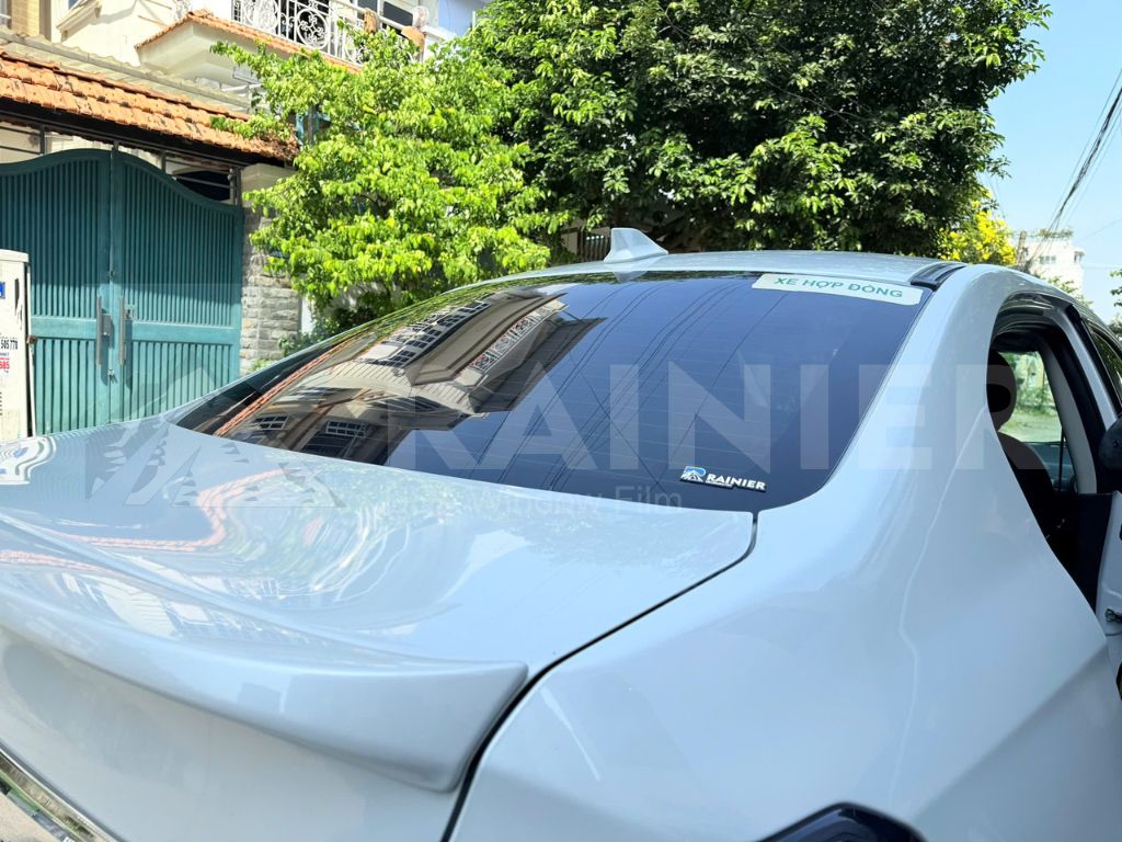 Dán phim cách nhiệt kính hậu giúp giảm chói lóa, tăng an toàn khi lái xe