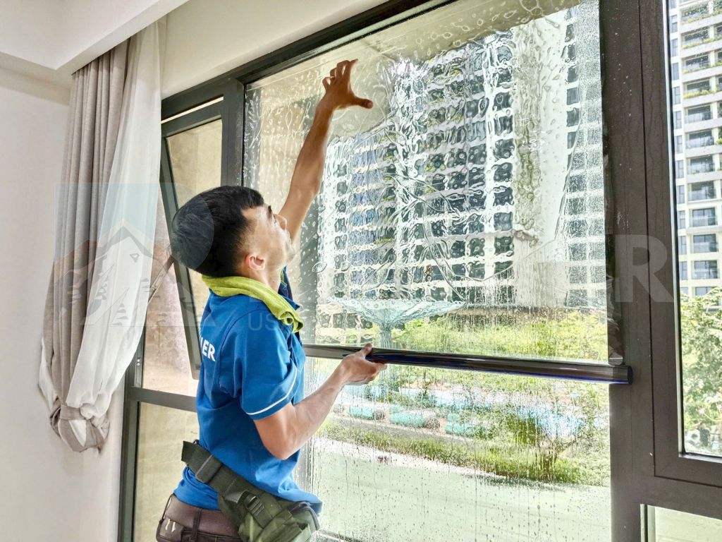 Kỹ thuật thi công dán phim cách nhiệt phòng khách đúng chuẩn giúp tăng độ bền và hiệu quả sử dụng lâu dài