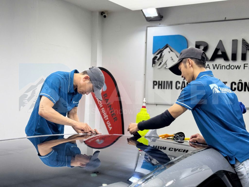 lợi ích của phim cách nhiệt cửa sổ trời ô tô như giảm nhiệt khoang xe, chống tia UV và tăng sự thoải mái