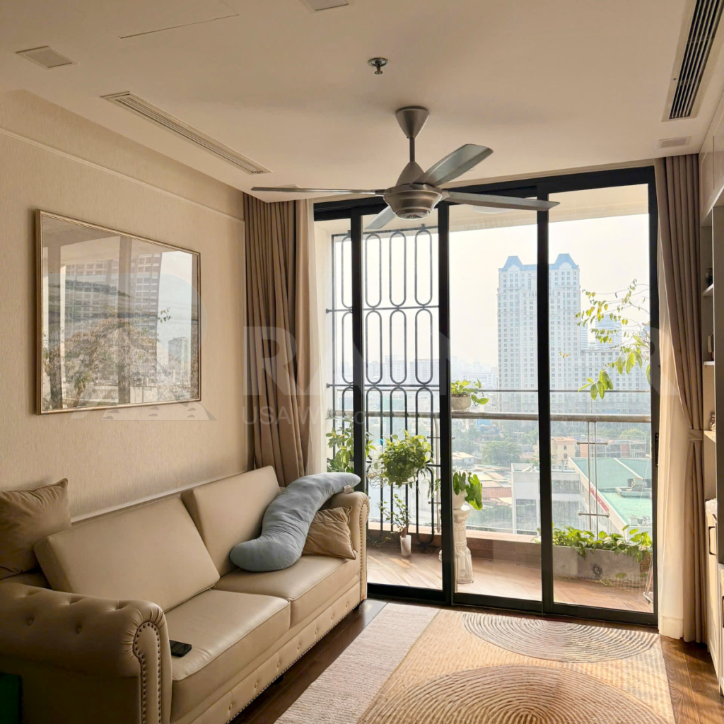 Phim cách nhiệt nhà kính giúp bảo vệ nội thất phòng khách khỏi phai màu do ánh nắng mặt trời và tia UV