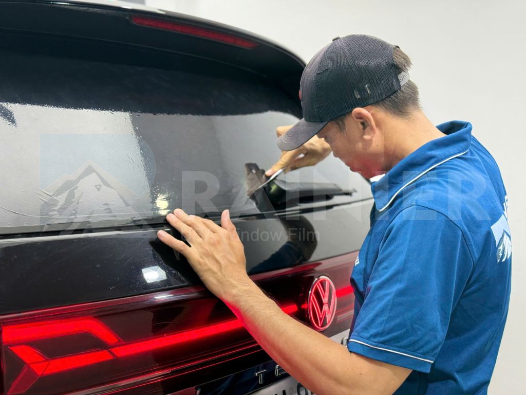 Quy trình dán phim cách nhiệt kính hậu ô tô chuẩn kỹ thuật tại Rainier