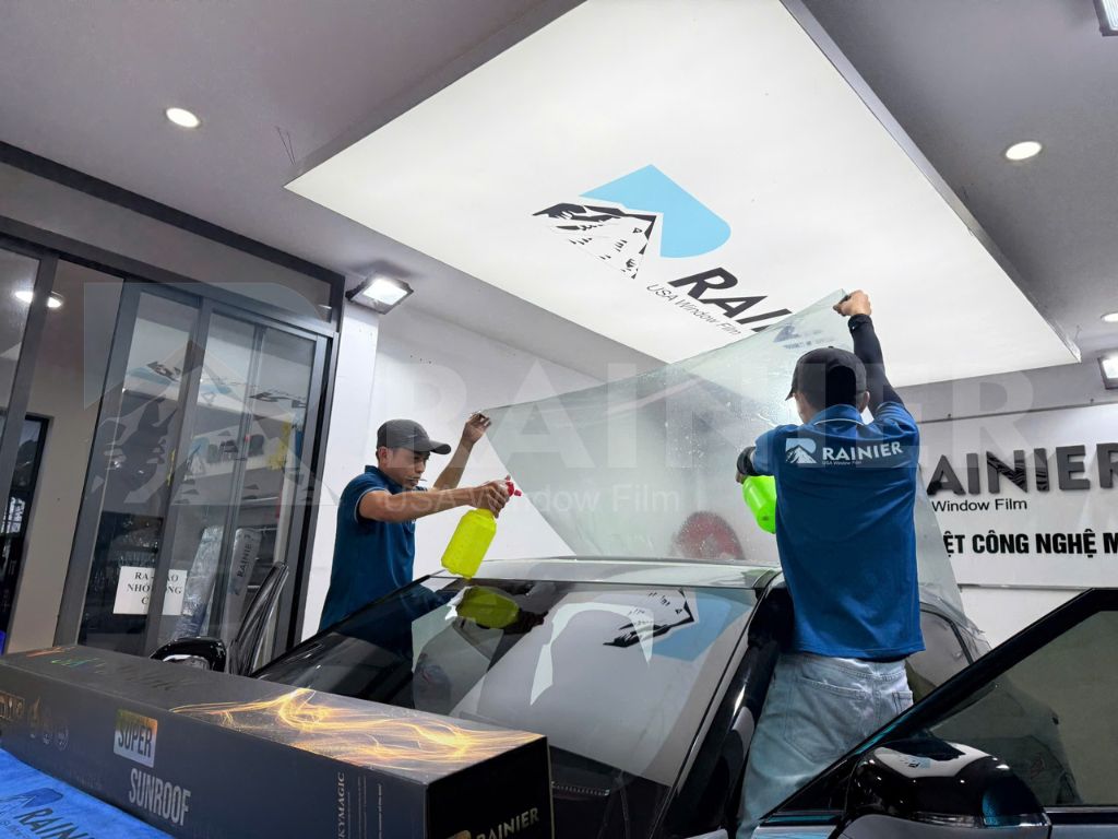 đội ngũ kỹ thuật viên Rainier đang thực hiện dán phim cách nhiệt cho cửa sổ trời