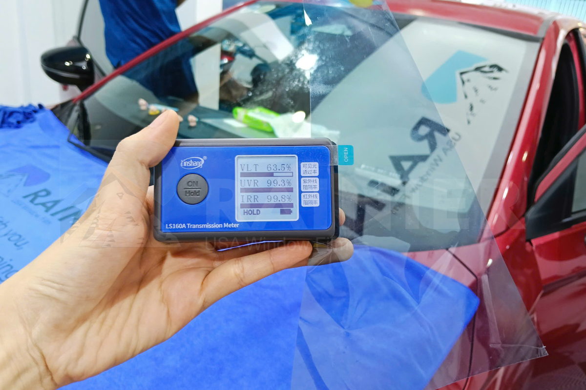 kiểm tra thông số phim cách nhiệt bằng máy đo thực tế